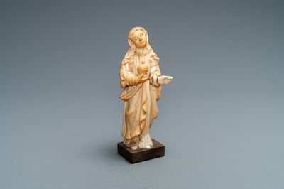 Une statue de Marie Madeleine au vase à onguent en ivoire sculpté, indo-portugais, probablement Goa, 17/18ème