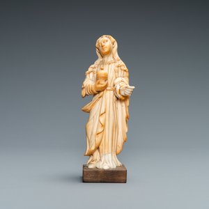 Une statue de Marie Madeleine au vase à onguent en ivoire sculpté, indo-portugais, probablement Goa, 17/18ème — photo 3