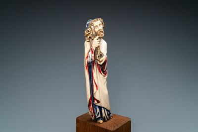 Une statue de Saint Pierre en ivoire sculpté avec rehauts de polychromie, 19ème