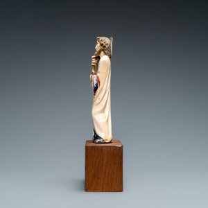 Une statue de Saint Pierre en ivoire sculpté avec rehauts de polychromie, 19ème — photo 3