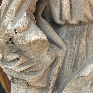 Une statue de Sainte Barbe en pierre calcaire sculptée, 16ème — photo 11