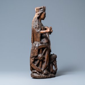 Une statue de Sainte Catherine d'Alexandrie en chêne sculpté, Rhin Supérieur, Allemagne, vers 1520 — photo 3