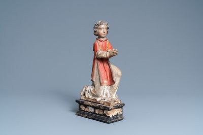Une statue d'un ange adorateur en bois sculpté et polychromé, vers 1500