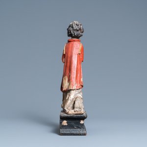 Une statue d'un ange adorateur en bois sculpté et polychromé, vers 1500 — photo 5