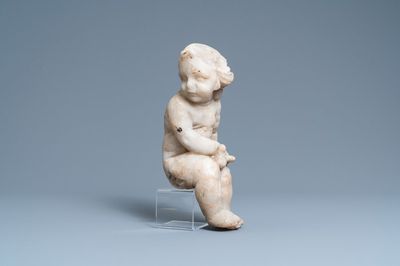 Une statue d'un garçon tenant un oiseau sur ses genoux, 17ème