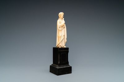 Une statue d'un saint en ivoire sculpté, indo-portugais, probablement Goa, 17/18ème