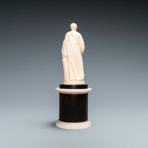 Une statue d'un Saint Ermite en ivoire sculpté tenant un bâton, socle en ébène et ivoire, Dieppe, 19ème — photo 4