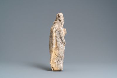 Une statue d'un Saint Evêque en pierre calcaire sculptée, fin du 15ème