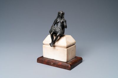 Une statue d'une jeune femme assise couverte d’un linge pudique en bronze patiné noir sur socle en marbre, Italie, 16ème