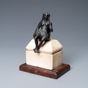 Une statue d'une jeune femme assise couverte d’un linge pudique en bronze patiné noir sur socle en marbre, Italie, 16ème — photo 1