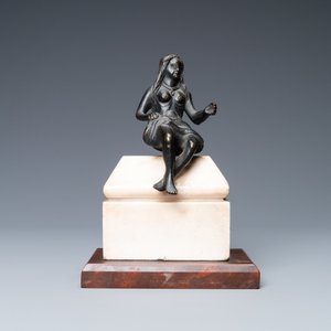 Une statue d'une jeune femme assise couverte d’un linge pudique en bronze patiné noir sur socle en marbre, Italie, 16ème — photo 3