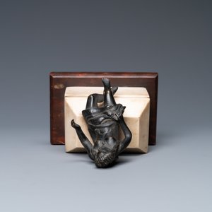 Une statue d'une jeune femme assise couverte d’un linge pudique en bronze patiné noir sur socle en marbre, Italie, 16ème — photo 7