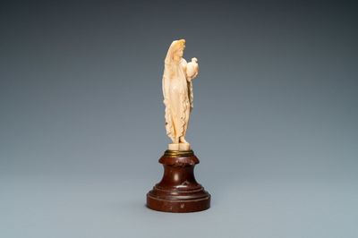 Une statue d'une jeune femme en ivoire sculpté vêtue d’un drapé à l’antique et portant un vase, probablement Dieppe, France, 19ème