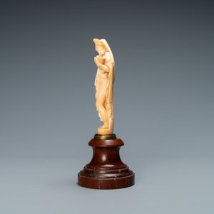Une statue d'une jeune femme en ivoire sculpté vêtue d’un drapé à l’antique et portant un vase, probablement Dieppe, France, 19ème — photo 3