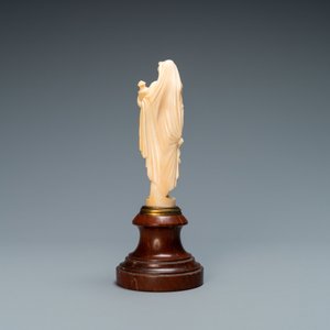 Une statue d'une jeune femme en ivoire sculpté vêtue d’un drapé à l’antique et portant un vase, probablement Dieppe, France, 19ème — photo 4