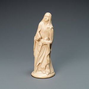 Une statue d'une sainte abesse en ivoire sculpté, probablement Dieppe, France, 19ème — photo 1