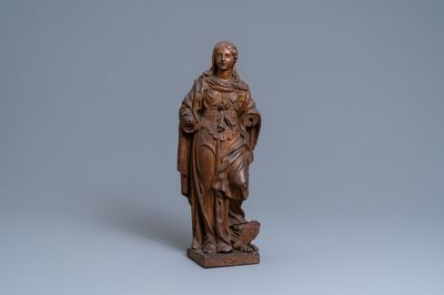 Une statue d'une sainte écrasant un griffon en chêne sculpté, 2ème moitié du 16ème