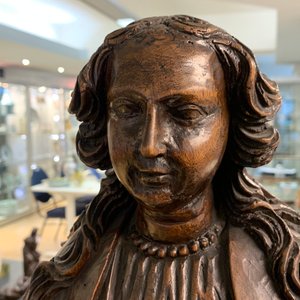 Une statue d'une sainte en bois fruitier sculpté, Vallée du Rhin, Allemagne, 2ème moitié du 16ème — photo 18