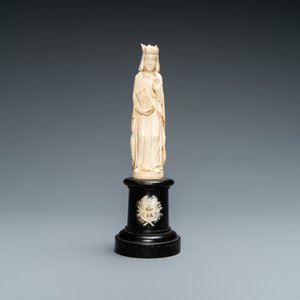Une statue d'une sainte tenant un livre en ivoire, 19ème — photo 2