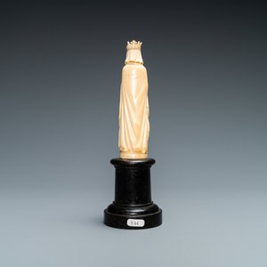 Une statue d'une sainte tenant un livre en ivoire, 19ème — photo 4