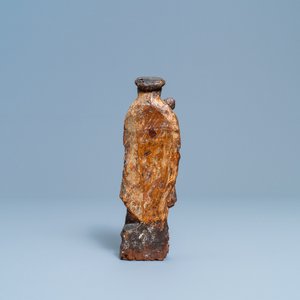 Une statue d'une Vierge à l'enfant en bois polychromé et doré de type 'Poupée de Malines', vers 1600 — photo 4