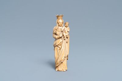 Une statue d'une Vierge à l’Enfant en ivoire, probablement France, 17ème