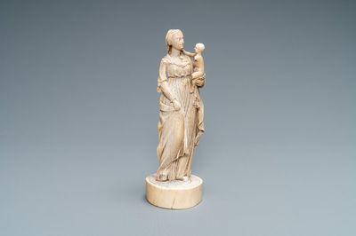 Une statue d'une Vierge à l’Enfant en ivoire sculpté, Dieppe, France, 18ème