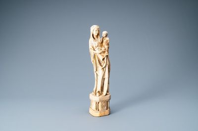 Une statue d'une Vierge à l’Enfant en ivoire sculpté, probablement France, 15/16ème