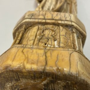 Une statue d'une Vierge à l’Enfant en ivoire sculpté, probablement France, 15/16ème — photo 17