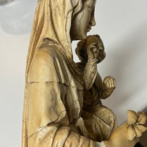 Une statue d'une Vierge à l’Enfant en ivoire sculpté, probablement France, 15/16ème — photo 20