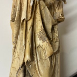 Une statue d'une Vierge à l’Enfant en ivoire sculpté, probablement France, 15/16ème — photo 21