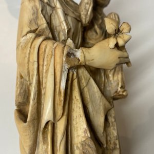 Une statue d'une Vierge à l’Enfant en ivoire sculpté, probablement France, 15/16ème — photo 22