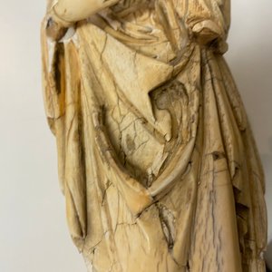 Une statue d'une Vierge à l’Enfant en ivoire sculpté, probablement France, 15/16ème — photo 10