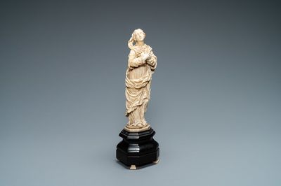 Une statue d'une Vierge en ivoire sur socle en bois, Flandres ou Allemagne, 17ème
