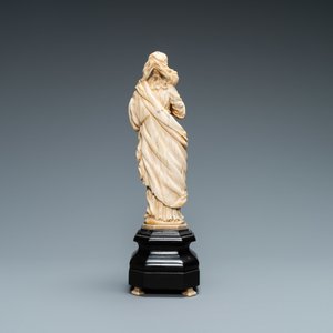 Une statue d'une Vierge en ivoire sur socle en bois, Flandres ou Allemagne, 17ème — photo 4