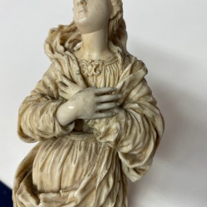 Une statue d'une Vierge en ivoire sur socle en bois, Flandres ou Allemagne, 17ème — photo 8