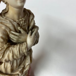 Une statue d'une Vierge en ivoire sur socle en bois, Flandres ou Allemagne, 17ème — photo 9