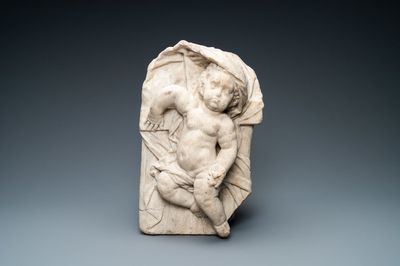 Une statue en marbre de l'enfant Jésus couché sur la croix, France ou Italie, 17ème