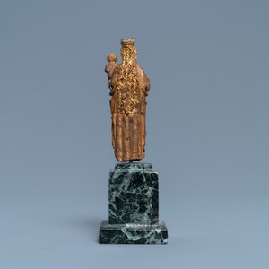 Une statue miniature d'une Vierge à l'enfant en noyer polychromé et doré de type 'Poupée de Malines', 2ème moitié du 15ème — photo 4
