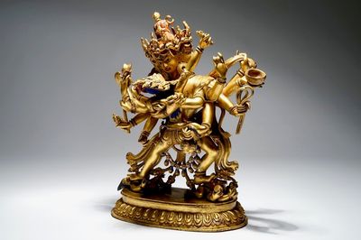 Une statuette de Chakrasamvara en bronze doré sino-tibétaine, 17/18ème
