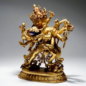 Une statuette de Chakrasamvara en bronze doré sino-tibétaine, 17/18ème — photo 1