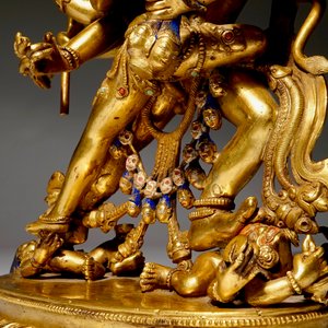 Une statuette de Chakrasamvara en bronze doré sino-tibétaine, 17/18ème — photo 10