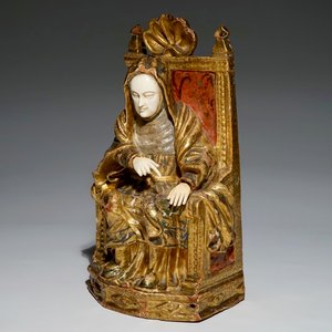 Une statuette de Sainte Anne en ivoire et bois sculpté et doré, Europe du Sud, 17/18ème — photo 1