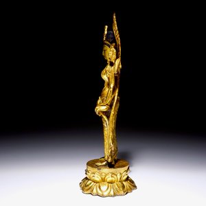 Une statuette de Tara debout sur socle en forme de lotus en bronze doré, Chine, 19ème — photo 2