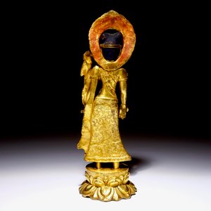Une statuette de Tara debout sur socle en forme de lotus en bronze doré, Chine, 19ème — photo 3