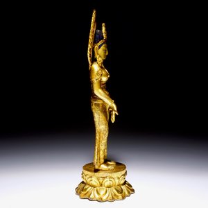Une statuette de Tara debout sur socle en forme de lotus en bronze doré, Chine, 19ème — photo 4