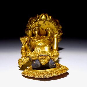 Une statuette de Tara debout sur socle en forme de lotus en bronze doré, Chine, 19ème — photo 6