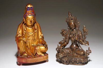 Une statuette de Tara en bronze et une Guanyin en bois doré, 19ème