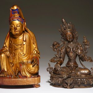Une statuette de Tara en bronze et une Guanyin en bois doré, 19ème — photo 2