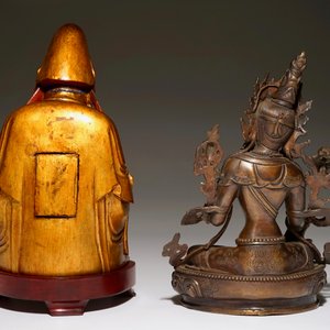 Une statuette de Tara en bronze et une Guanyin en bois doré, 19ème — photo 4
